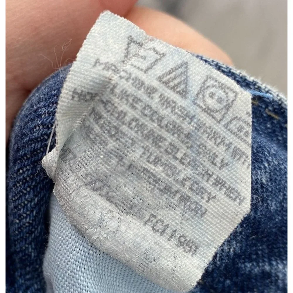 Lee Jeans features 	•